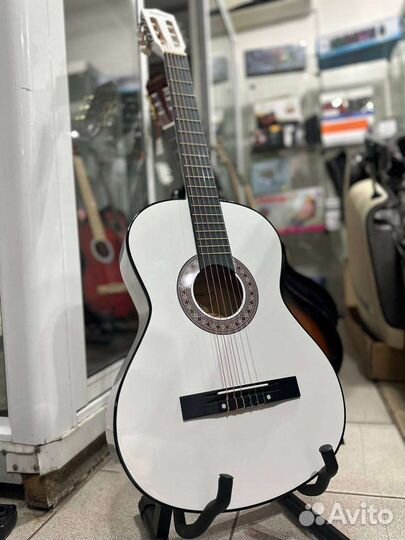 Классическая гитара белая