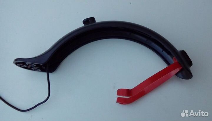 Поддержка заднего крыла на электросамокат