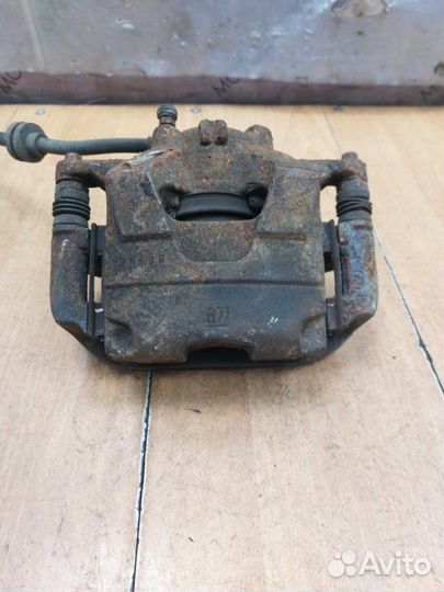 Тормозной суппорт передний правый Opel Astra J