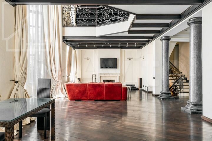 Коттедж 707 м² на участке 6 сот.