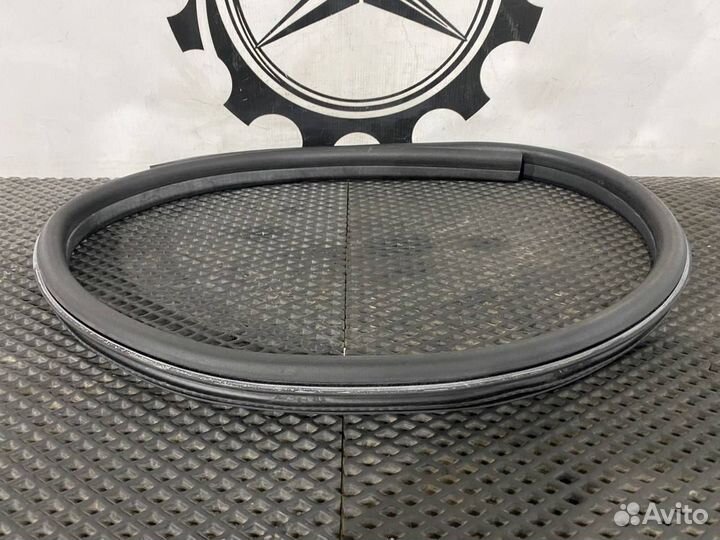 Уплотнитель двери правой Mercedes-Benz E-Класс