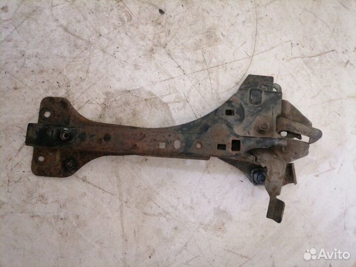 Замок капота с кронштейном Kia Sportage 1 FE-dohc