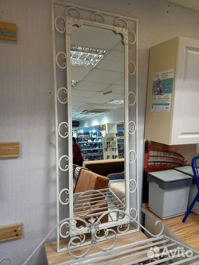 Зеркало в кованой раме