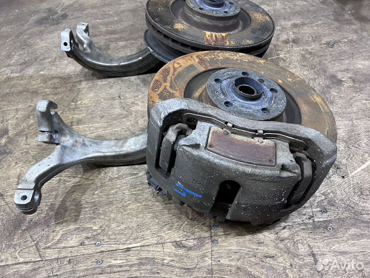 Передний кулак (цапфа) в сборе Audi A8 D3