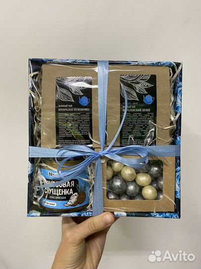 Подарочный набор чая, кофе, сладостей