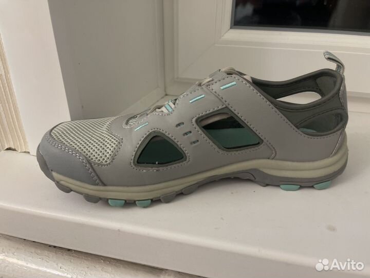 Кроссовки женские