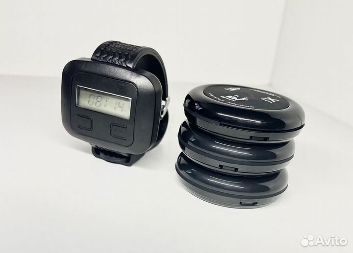 Часы и кнопки вызова официанта в ассортименте