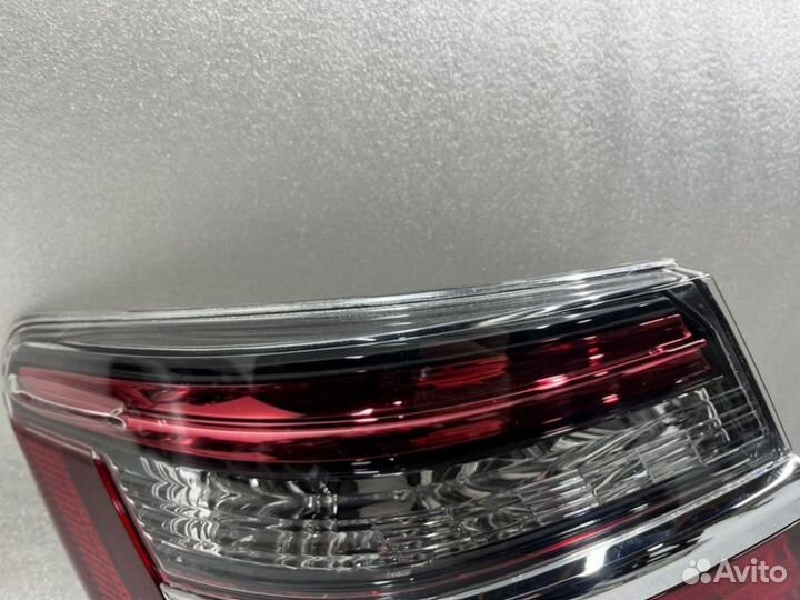 Фонарь наружный задний левый Toyota Camry V55