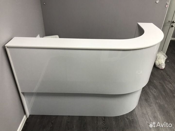 Ресепшен двухуровневый. Стильный,модный, молодежны