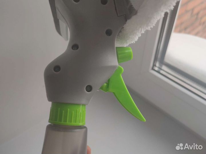 Стеклоочиститель с распылителем