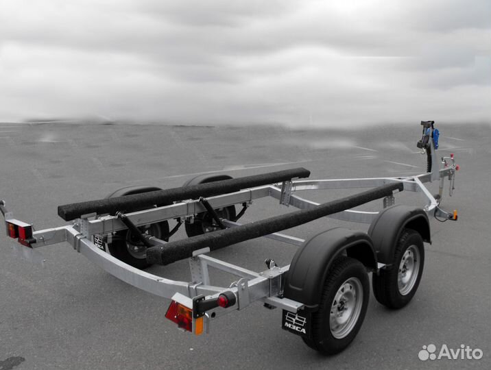 Двухосный лодочный с надувным опорным колесом