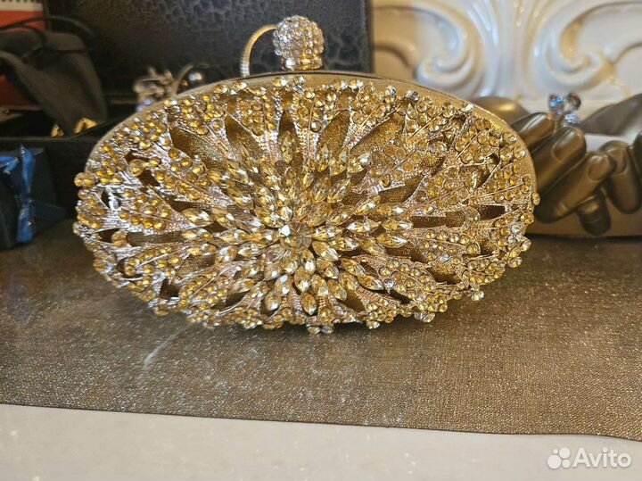 Золотой клатч со стразами