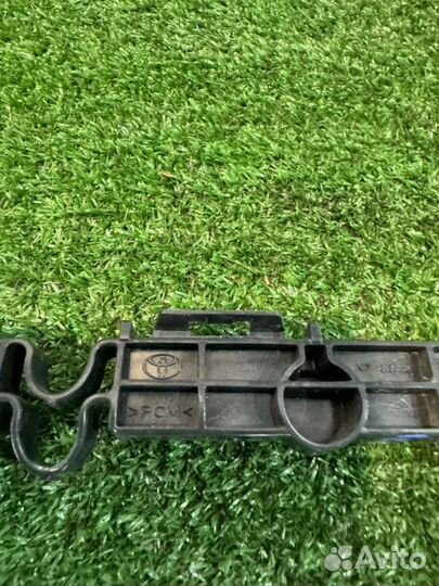 Крепление бампера заднее правое Toyota Prius ZVW50