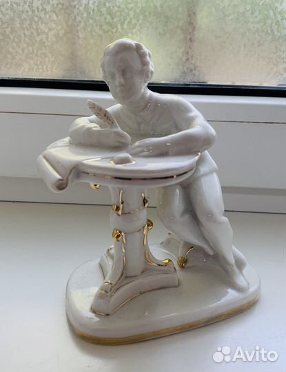 Статуэтка Юный А.С.Пушкин,перо есть,лфз,1960
