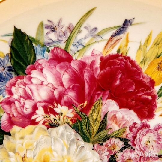 Фарфоровая тарелка