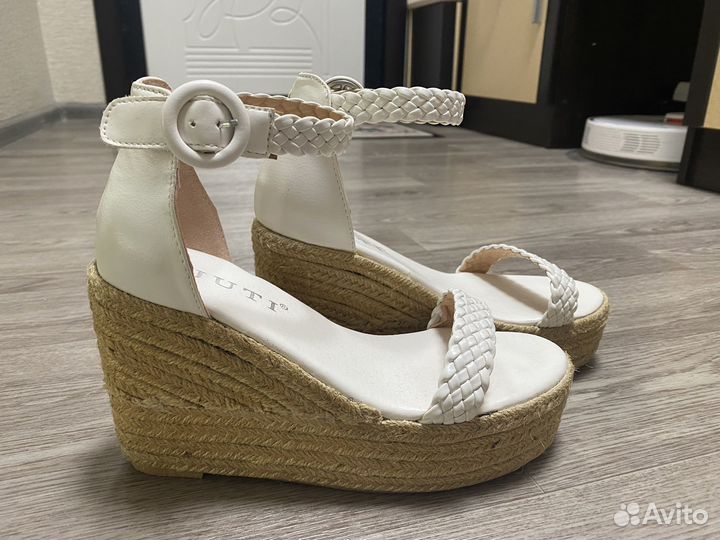Сандалии на платформе 37