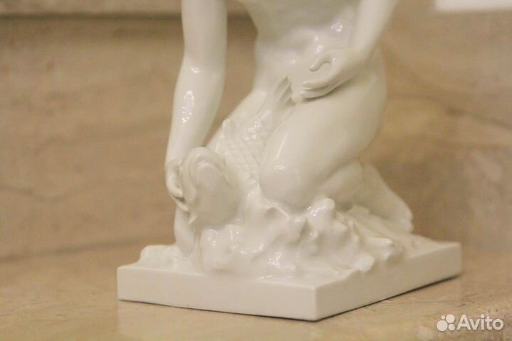 Антикварная фарфоровая статуэтка 