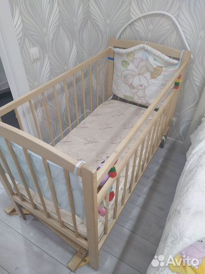 Детская кроватка с маятником