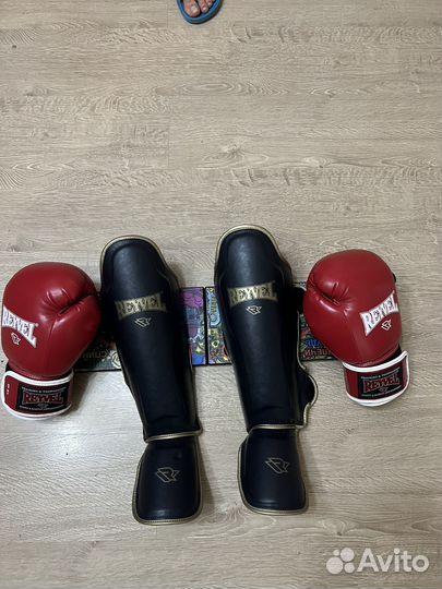 Боксерские перчатки и защита голени