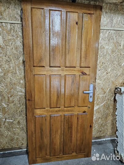 Дверь для частного дома деревянная