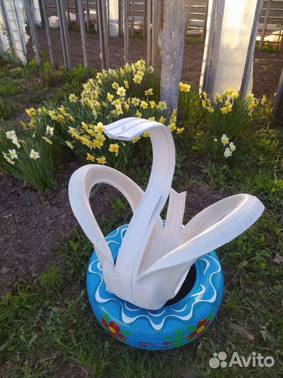 Лебедь, попугай, клумбы из шин