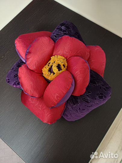 Подушка декоративная цветок