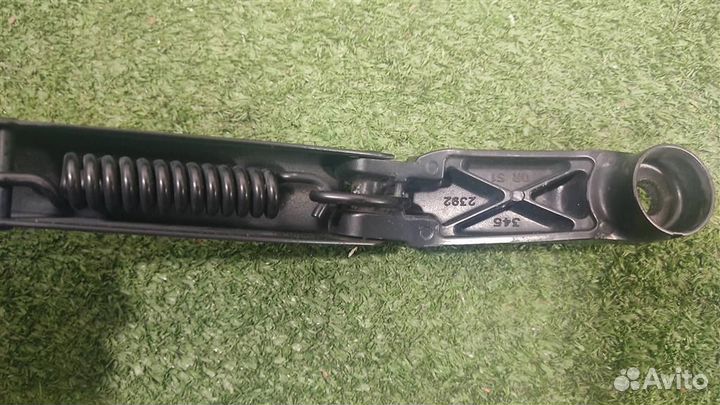 Поводок стеклоочистителя левый Toyota Verso R2 20