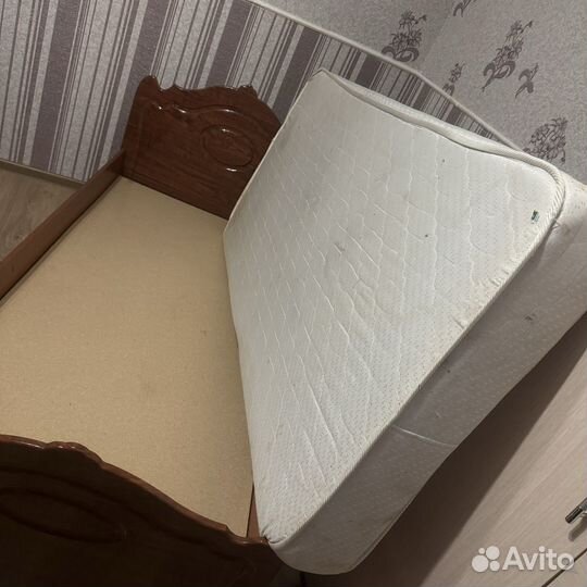 Кровать и шкаф