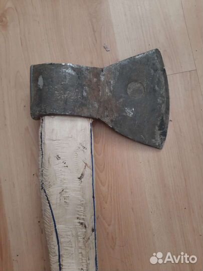 Топор с клеймом