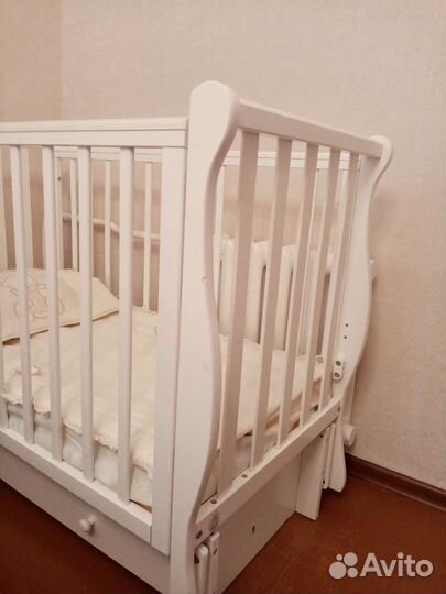 Детская кроватка с маятником и ящиком