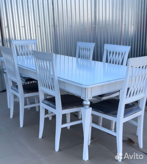 Стол и стулья