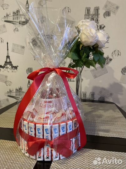 Торт из конфет Rafaello и Kinder Maxi