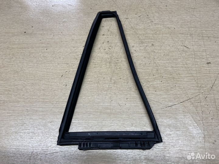 Молдинг стекла задний правый Toyota Rav4 XA50