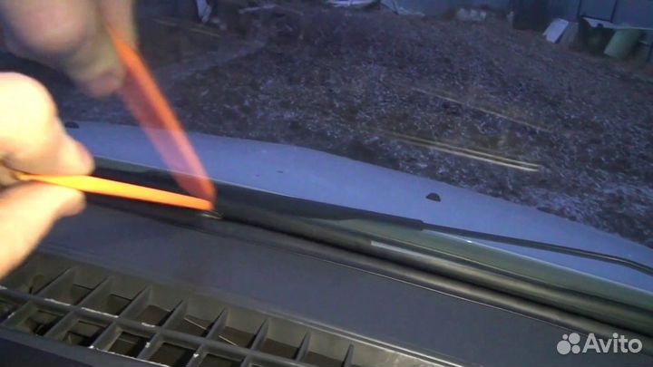 Уплотнитель между панелью и лобовым стеклом 1,6м