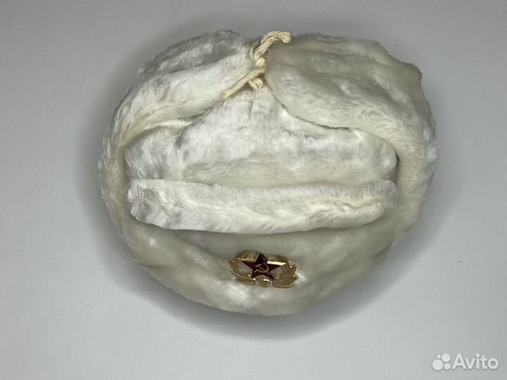 Шапка ушанка белая с какардой