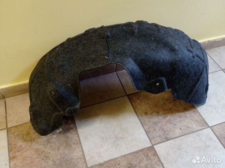 Правый задний подкрылок Мазда 3 вм