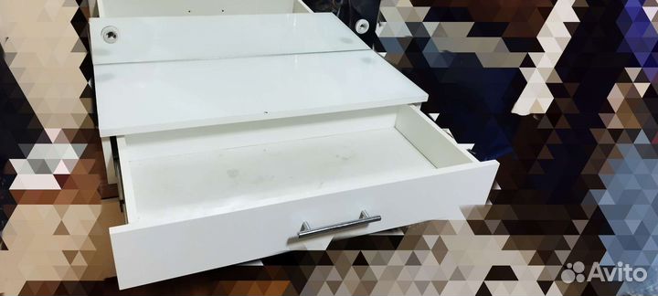 Туалетный столик с зеркалом и подсветкой