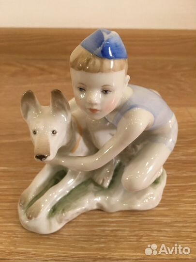 Статуэтка фарфор «Мальчик с собакой« СССР лфз