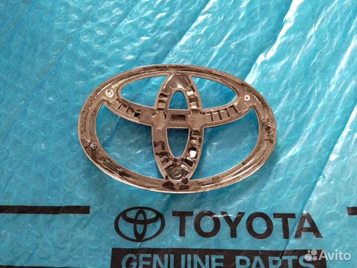 Эмблема крышки багажника Камри 40 Оригинал