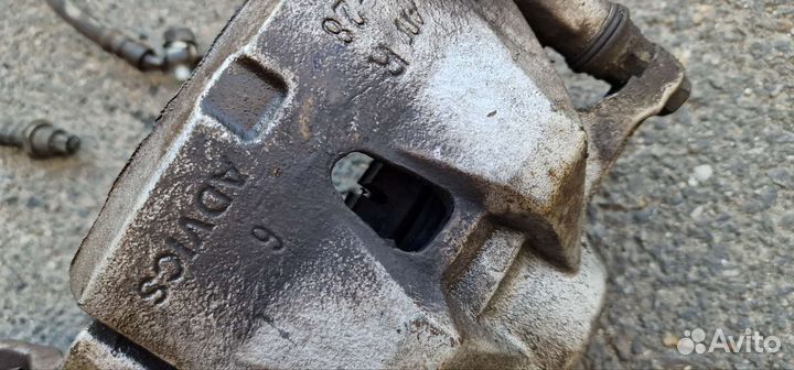 Суппорта тормозные передние Lexus IS II 2005—2008