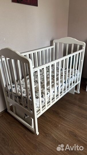 Детская кровать с маятником и матрасом