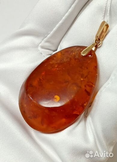 Золотая подвеска с камнем