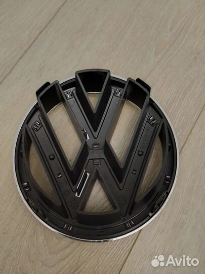 Эмблема решетки радиатора Тигуан 1