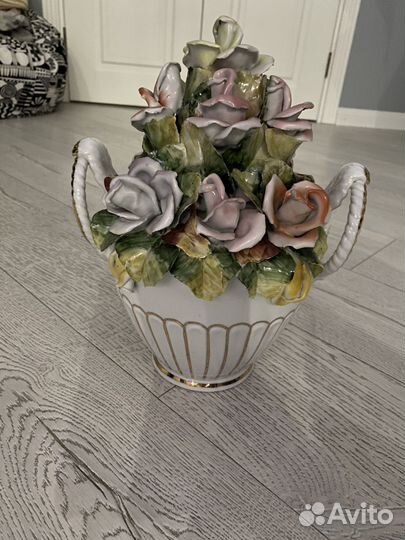 Декоративная ваза с цветами Румыния