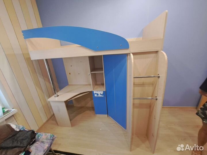 Детская кровать со столом и шкафом