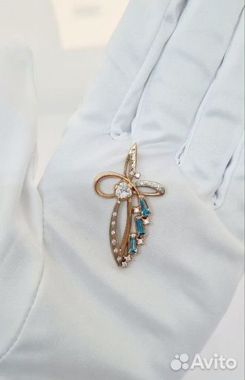 Золотая подвеска с камнем