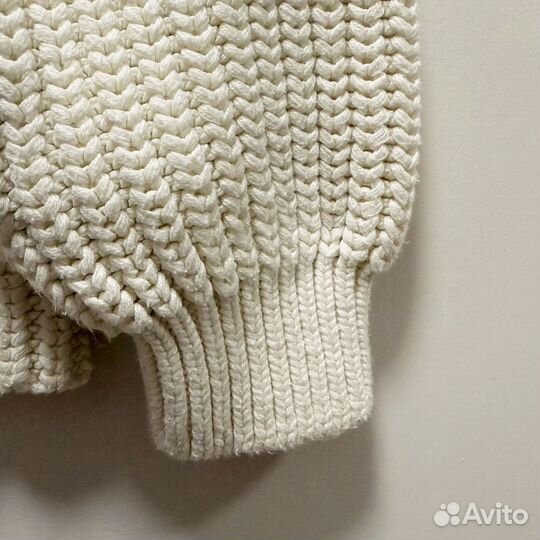 Свитер белый обьемный s