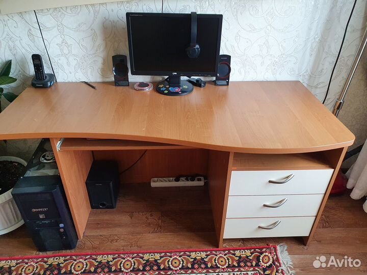 Письменный стол с тумбой, большой