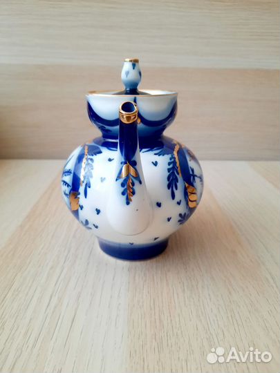 Фарфоровый чайник Лфз