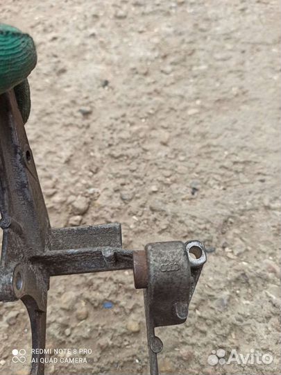 Ауди А4В5 2.4i 30v кронштейн насоса 078 145 383G